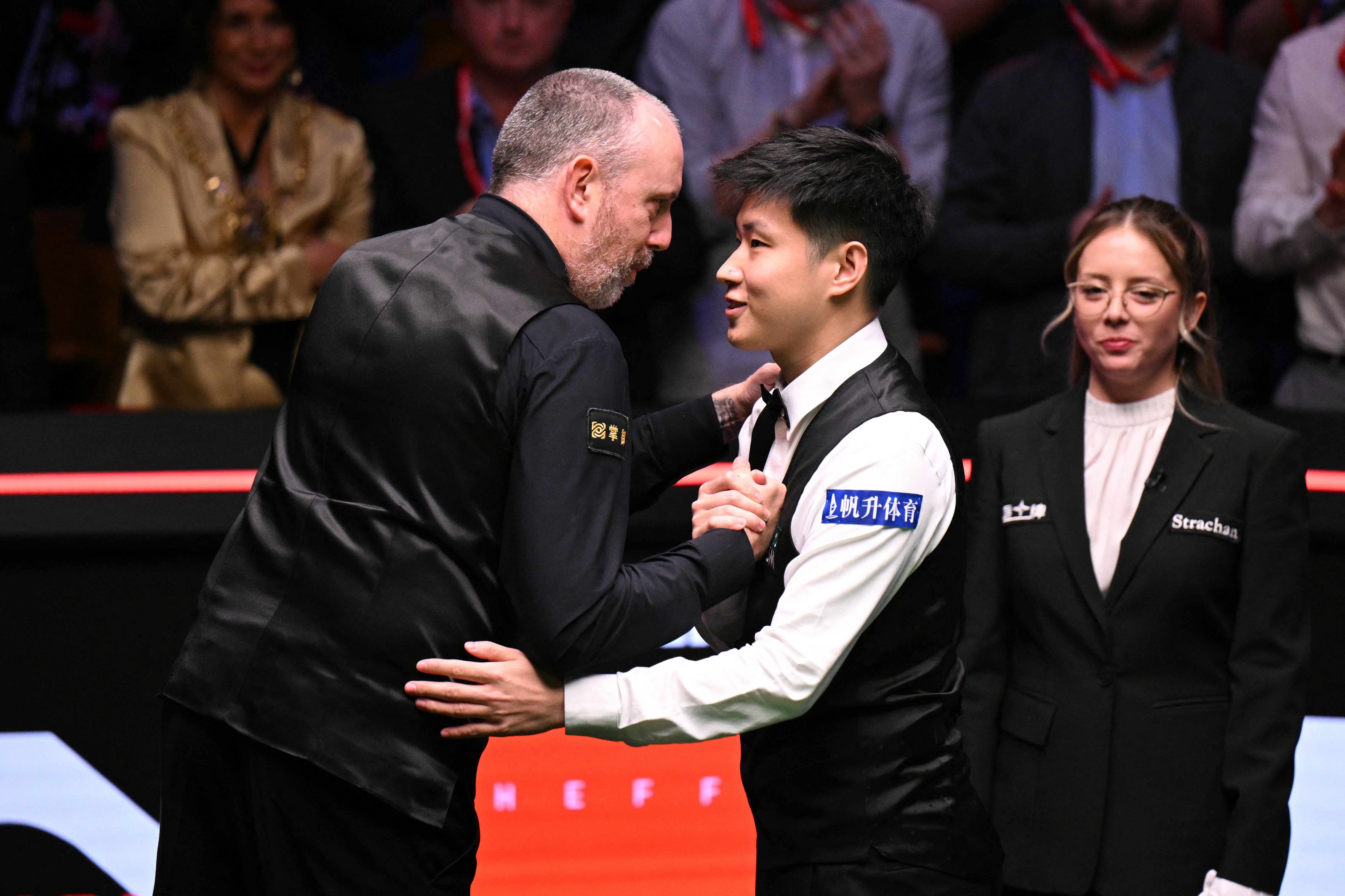 Zhao Xintong lifting World Snooker Championship trophy